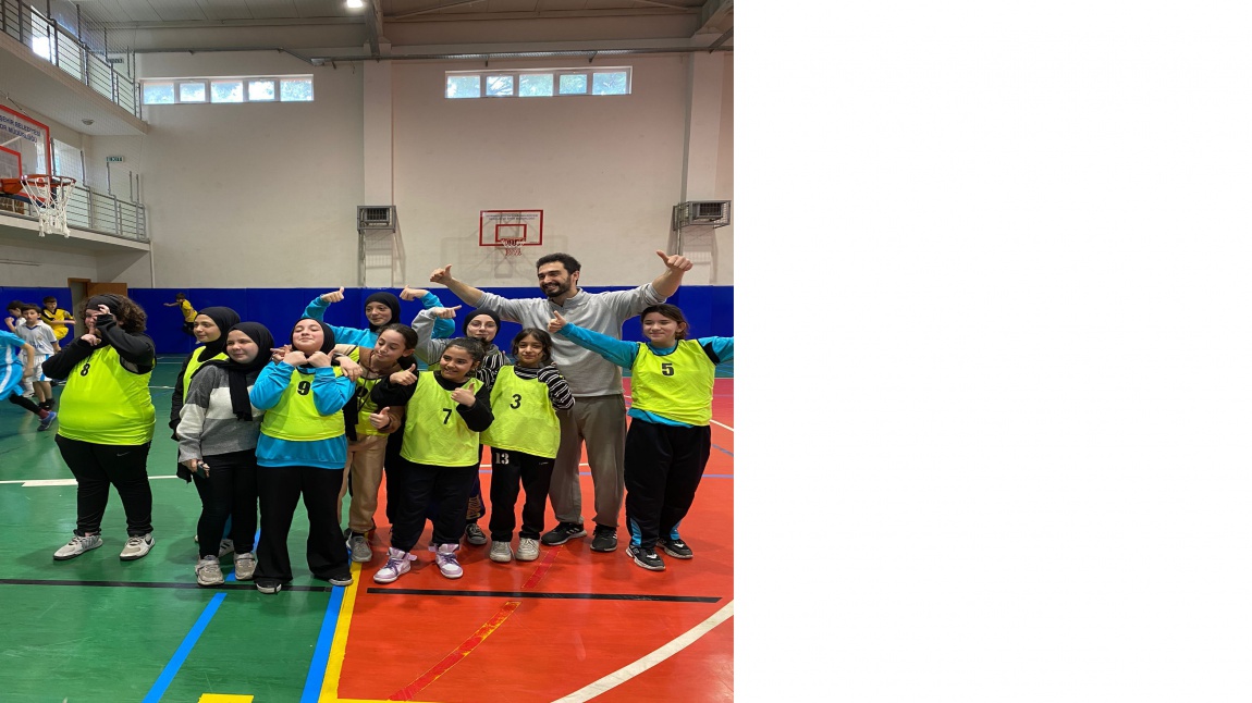 Kız Futsal Takımımız Rakibini 3-2 Mağlup Etmiştir Başta Resul TANIR hocamızı ve takımını Tebrik Ediyoruz...